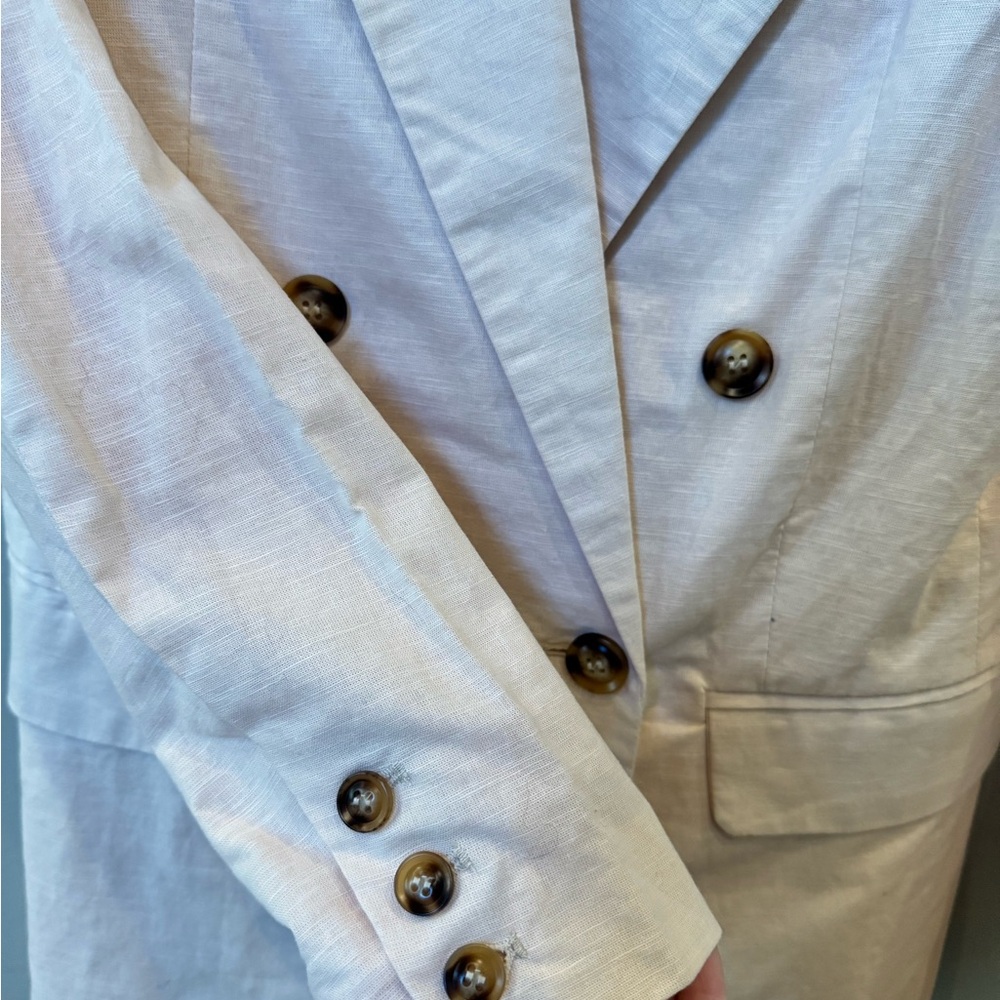 Elegant Women's Blazer in Light Pink - Picture 2 of 4